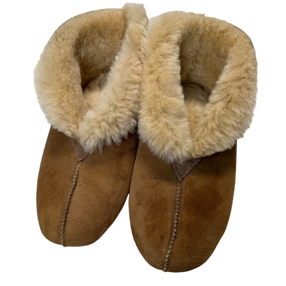 UGG Australia Slippers. Rod women’s #7500. Size 7. Australia. Tan. Gently used.